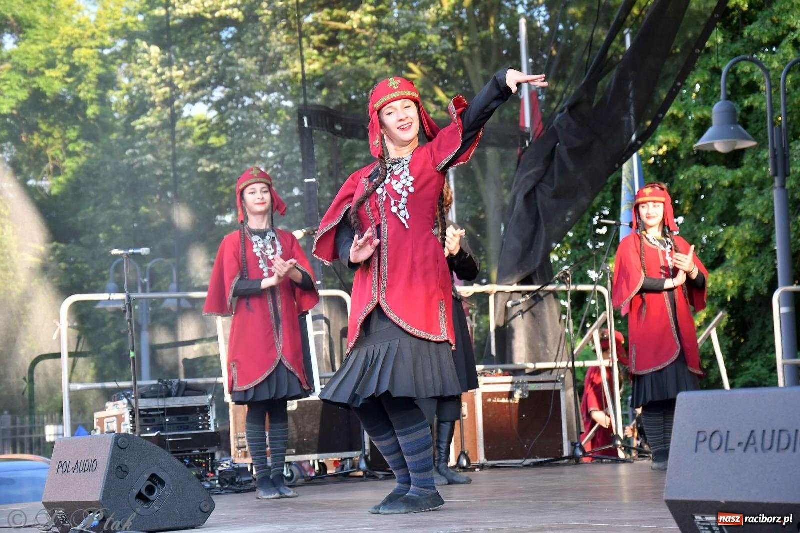 Zdjęcie w galerii na portalu naszraciborz.pl: Międzynarodowe święto folkloru na raciborskim zamku wiadomości z regionu