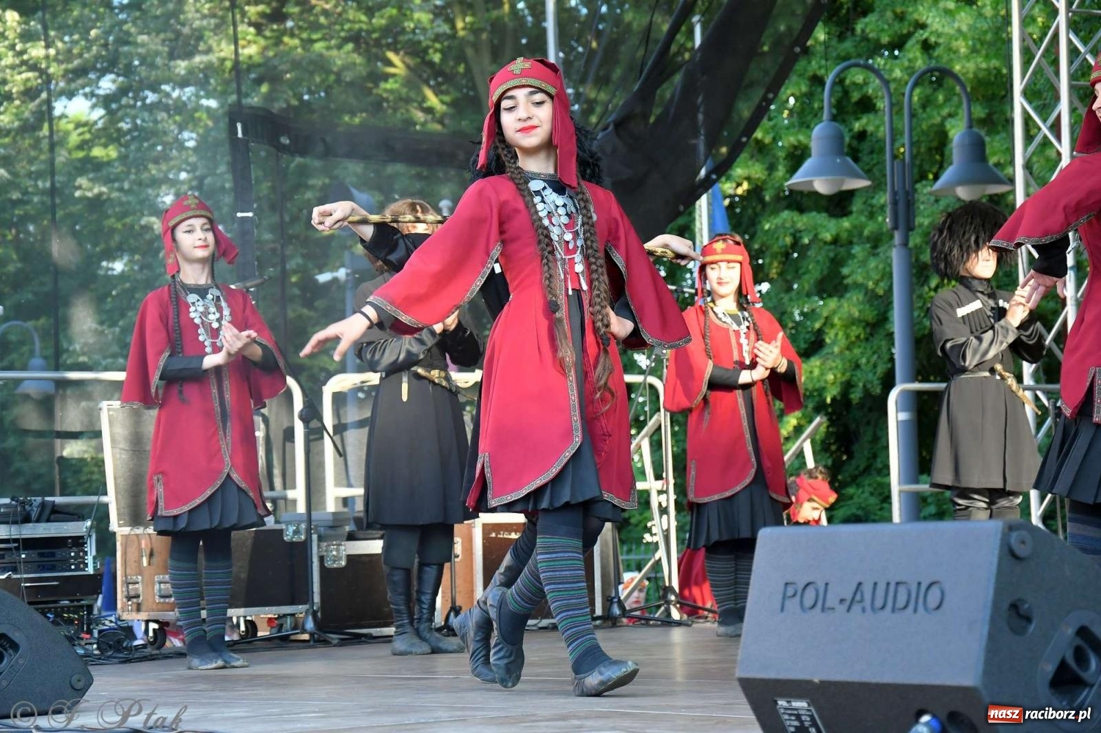 Zdjęcie w galerii na portalu naszraciborz.pl: Międzynarodowe święto folkloru na raciborskim zamku wiadomości z regionu