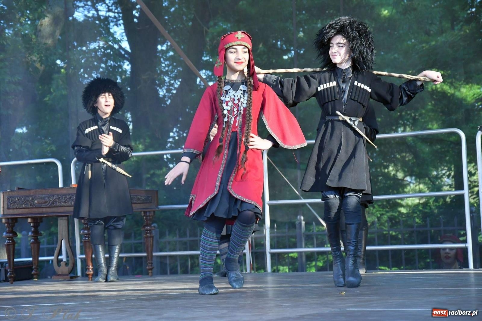 Zdjęcie w galerii na portalu naszraciborz.pl: Międzynarodowe święto folkloru na raciborskim zamku wiadomości z regionu