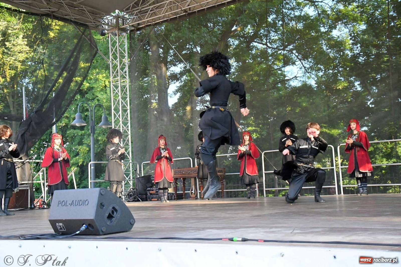 Zdjęcie w galerii na portalu naszraciborz.pl: Międzynarodowe święto folkloru na raciborskim zamku wiadomości z regionu