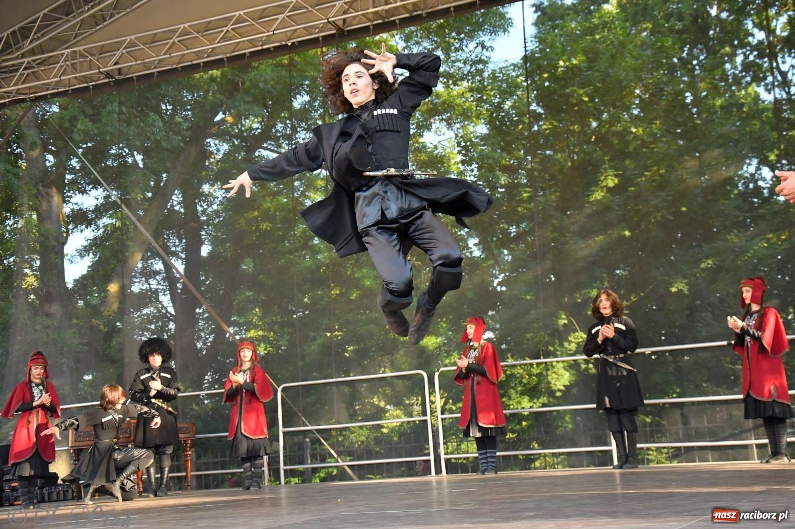 Zdjęcie w galerii na portalu naszraciborz.pl: Międzynarodowe święto folkloru na raciborskim zamku wiadomości z regionu