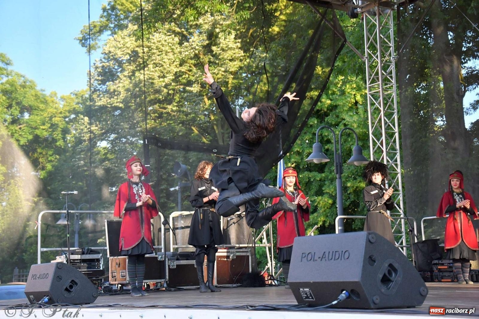 Zdjęcie w galerii na portalu naszraciborz.pl: Międzynarodowe święto folkloru na raciborskim zamku wiadomości z regionu