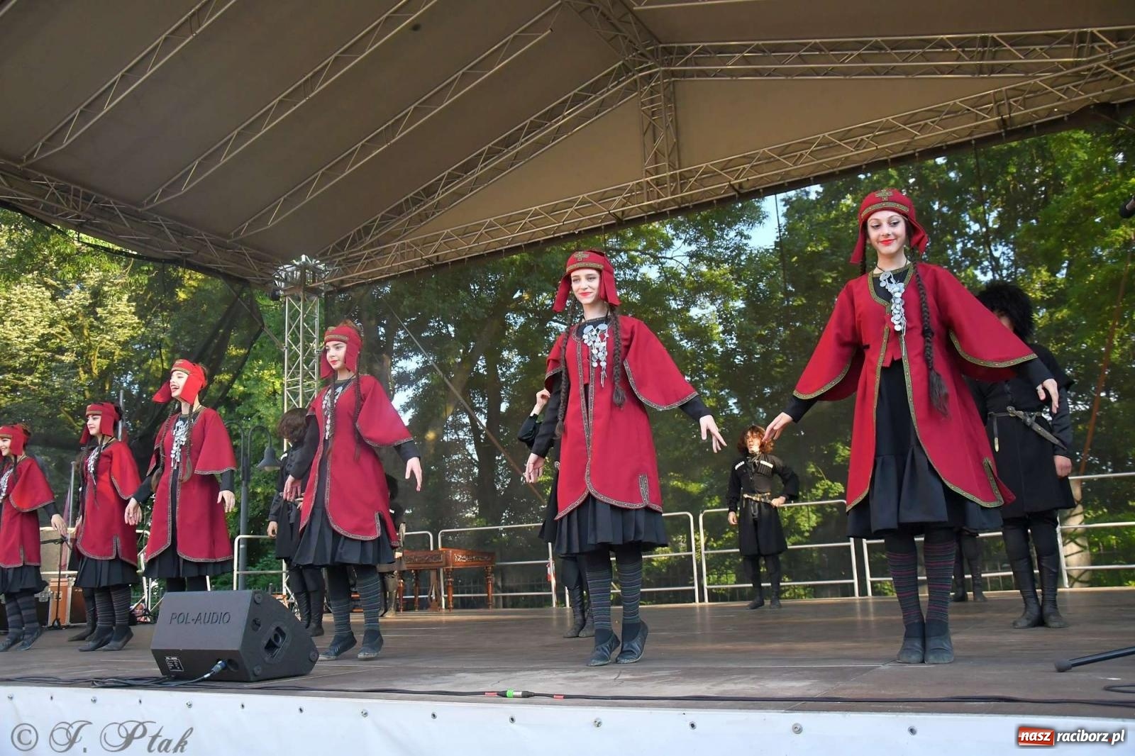 Zdjęcie w galerii na portalu naszraciborz.pl: Międzynarodowe święto folkloru na raciborskim zamku wiadomości z regionu