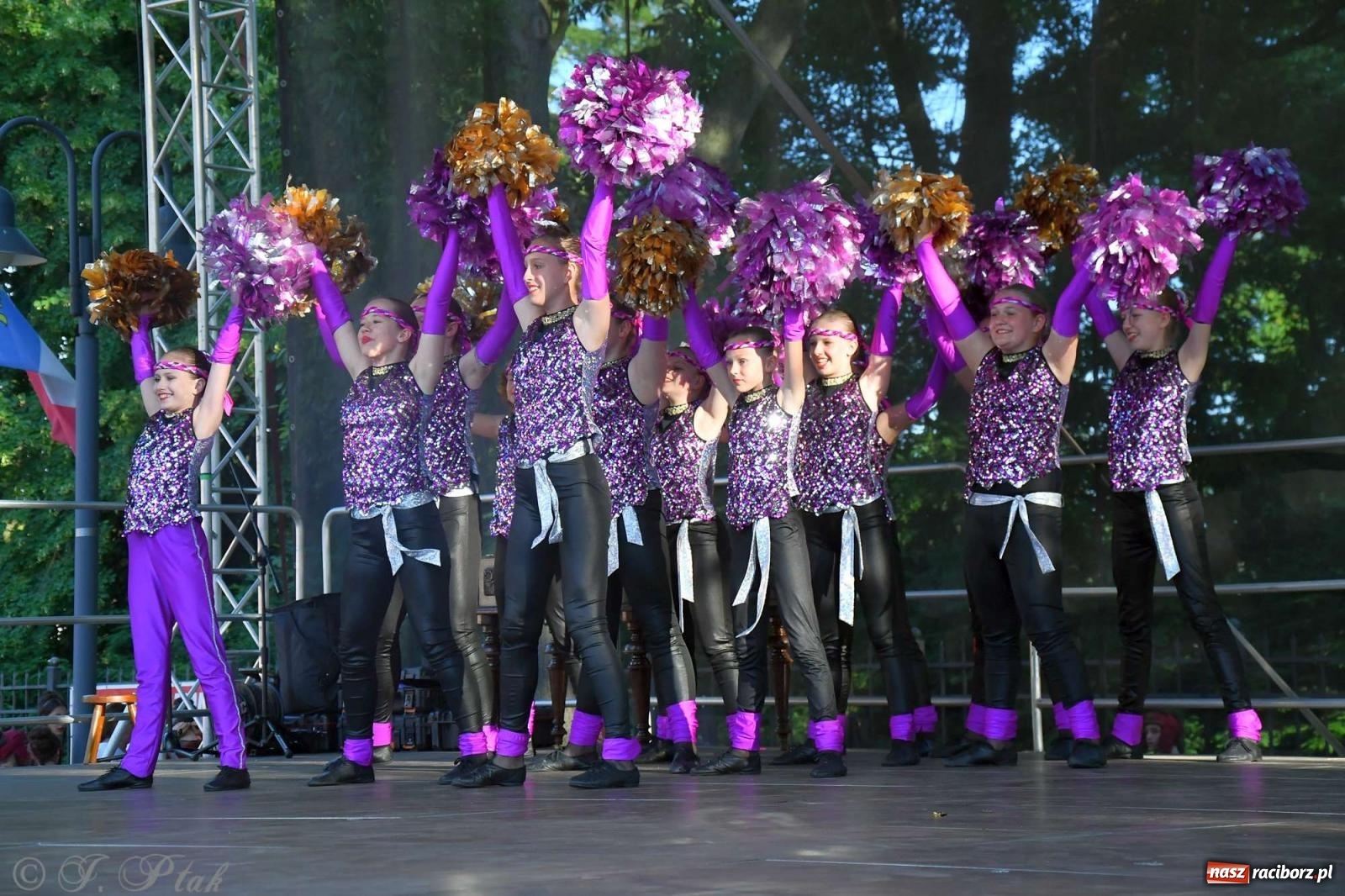 Zdjęcie w galerii na portalu naszraciborz.pl: Międzynarodowe święto folkloru na raciborskim zamku wiadomości z regionu