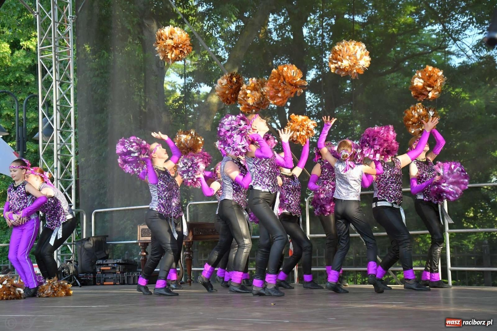 Zdjęcie w galerii na portalu naszraciborz.pl: Międzynarodowe święto folkloru na raciborskim zamku wiadomości z regionu