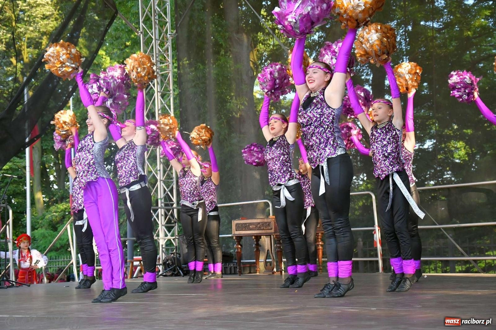 Zdjęcie w galerii na portalu naszraciborz.pl: Międzynarodowe święto folkloru na raciborskim zamku wiadomości z regionu
