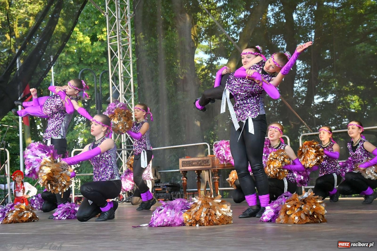 Zdjęcie w galerii na portalu naszraciborz.pl: Międzynarodowe święto folkloru na raciborskim zamku wiadomości z regionu