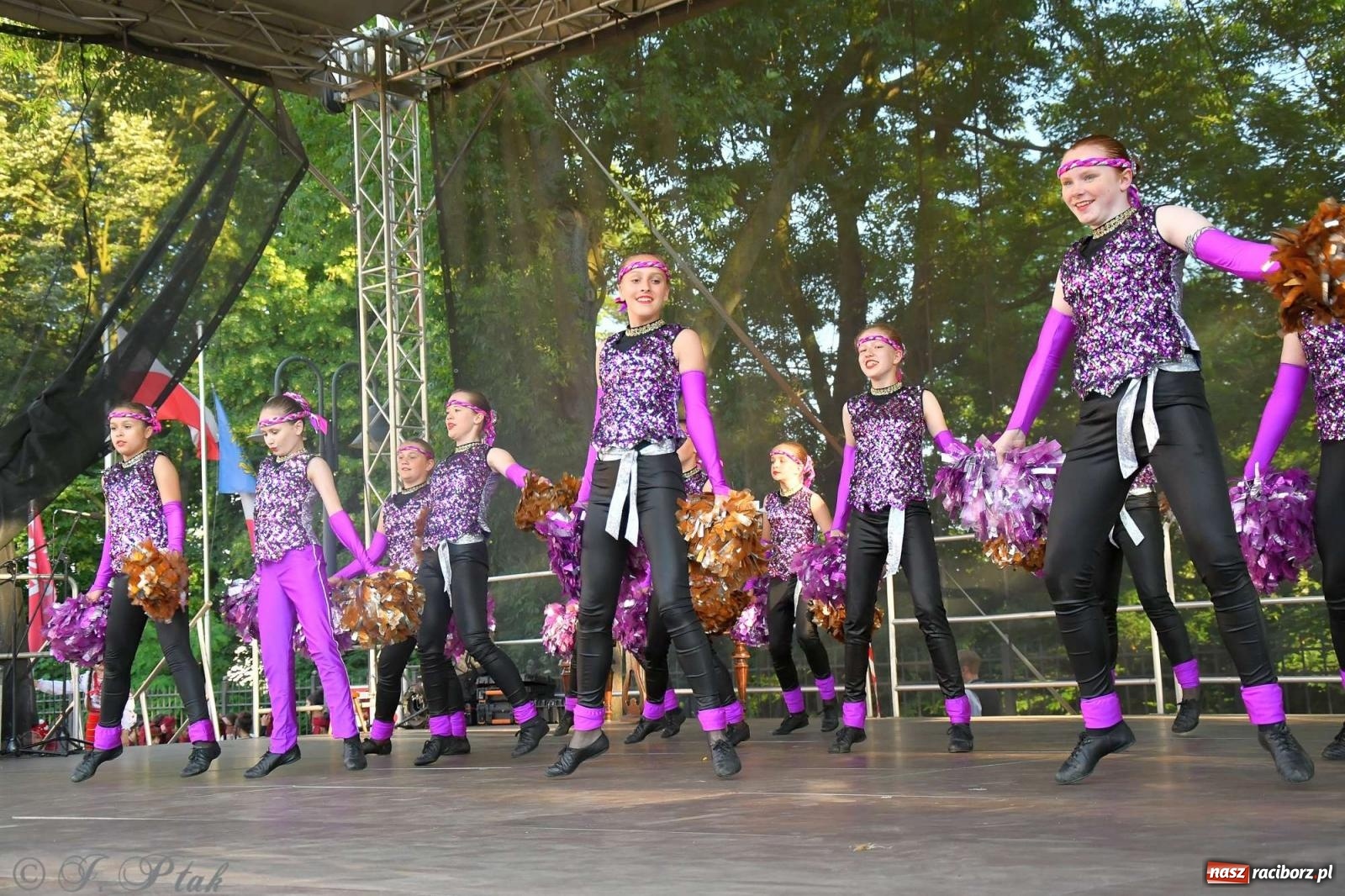 Zdjęcie w galerii na portalu naszraciborz.pl: Międzynarodowe święto folkloru na raciborskim zamku wiadomości z regionu