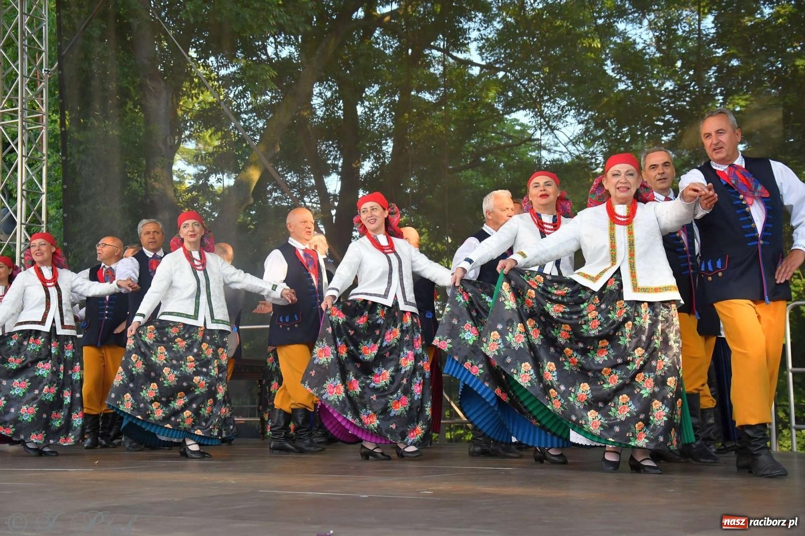 Zdjęcie w galerii na portalu naszraciborz.pl: Międzynarodowe święto folkloru na raciborskim zamku wiadomości z regionu