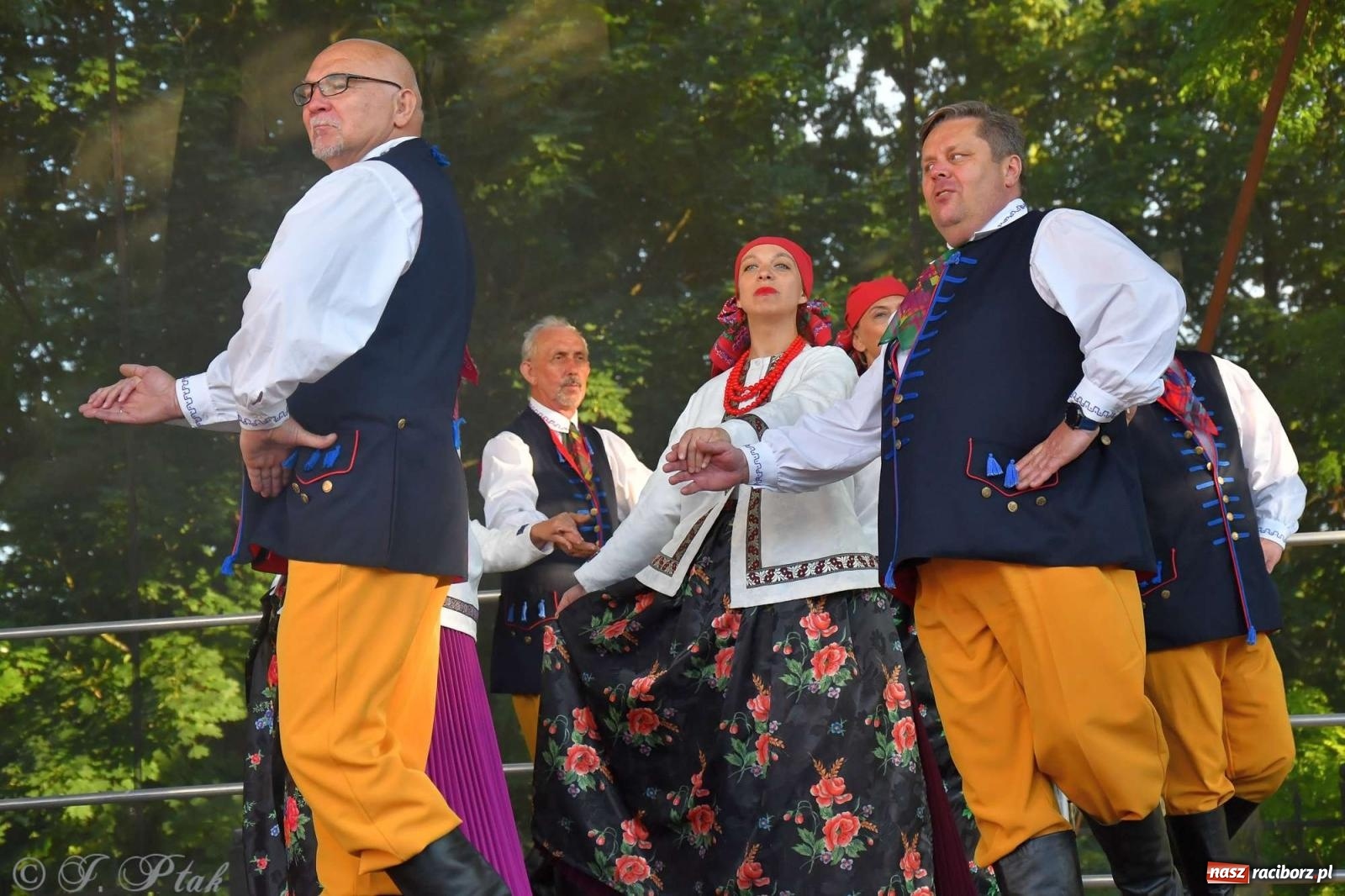 Zdjęcie w galerii na portalu naszraciborz.pl: Międzynarodowe święto folkloru na raciborskim zamku wiadomości z regionu