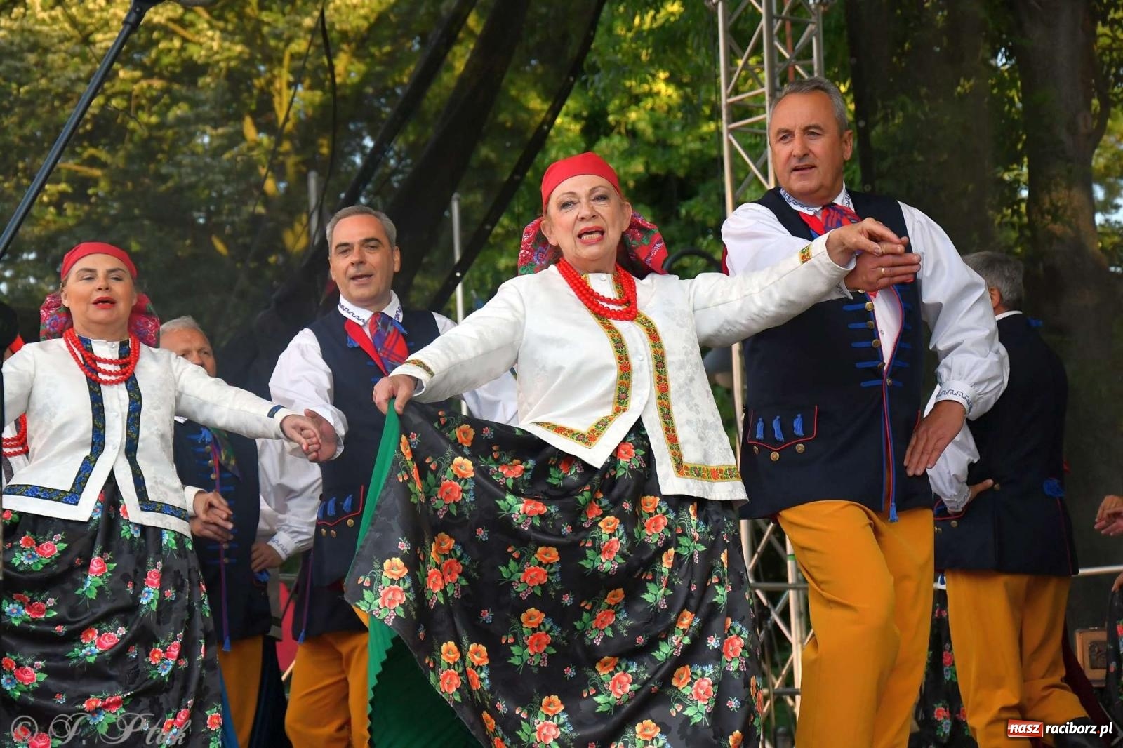 Zdjęcie w galerii na portalu naszraciborz.pl: Międzynarodowe święto folkloru na raciborskim zamku wiadomości z regionu