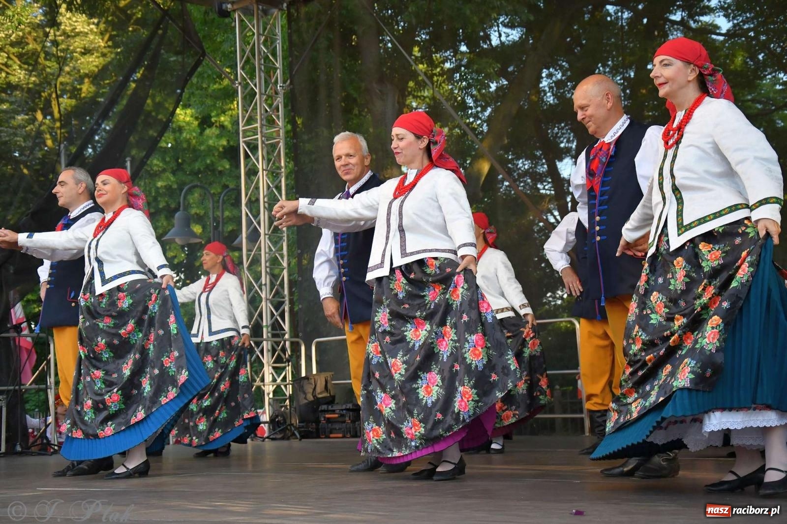 Zdjęcie w galerii na portalu naszraciborz.pl: Międzynarodowe święto folkloru na raciborskim zamku wiadomości z regionu