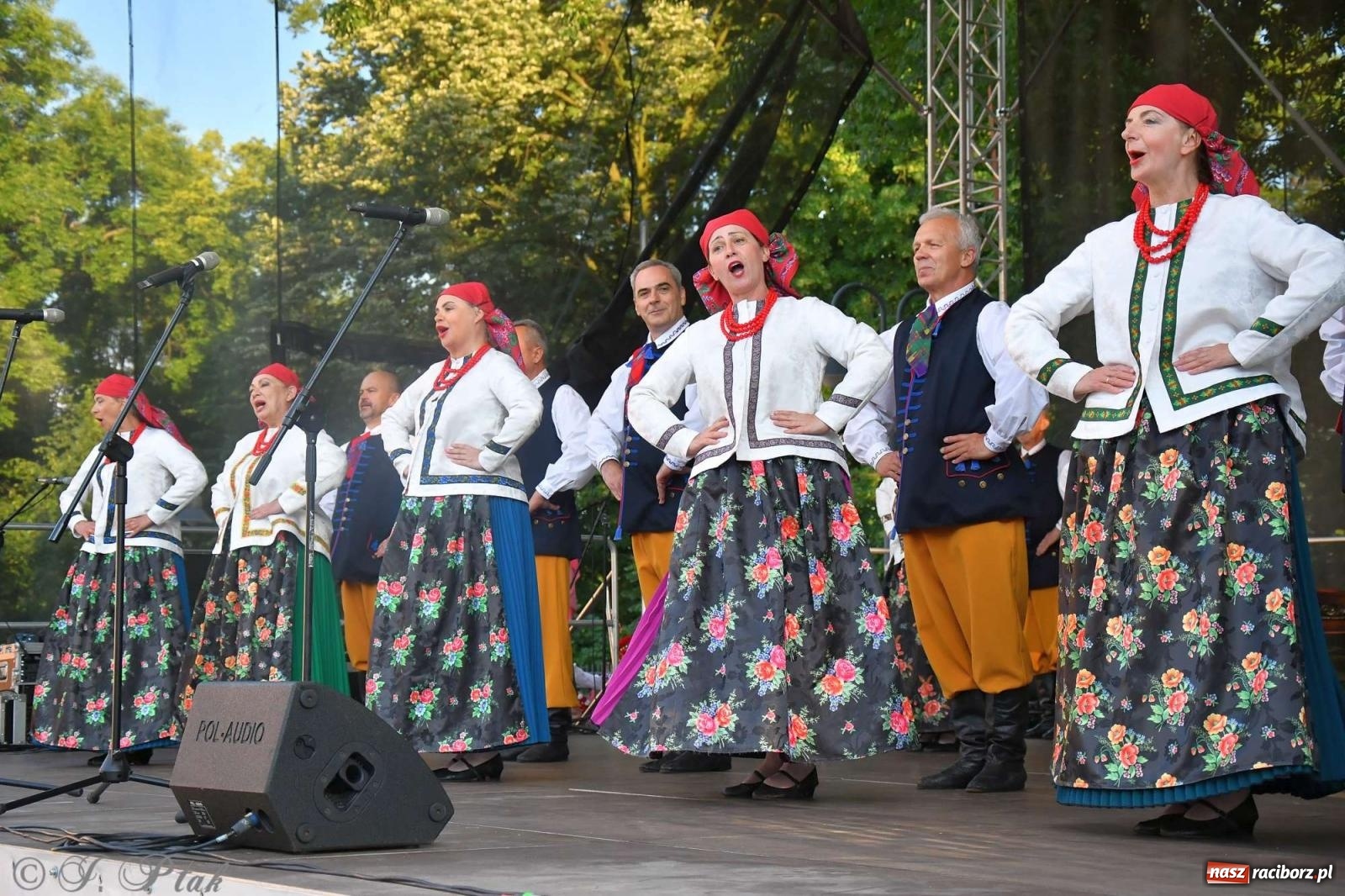 Zdjęcie w galerii na portalu naszraciborz.pl: Międzynarodowe święto folkloru na raciborskim zamku wiadomości z regionu