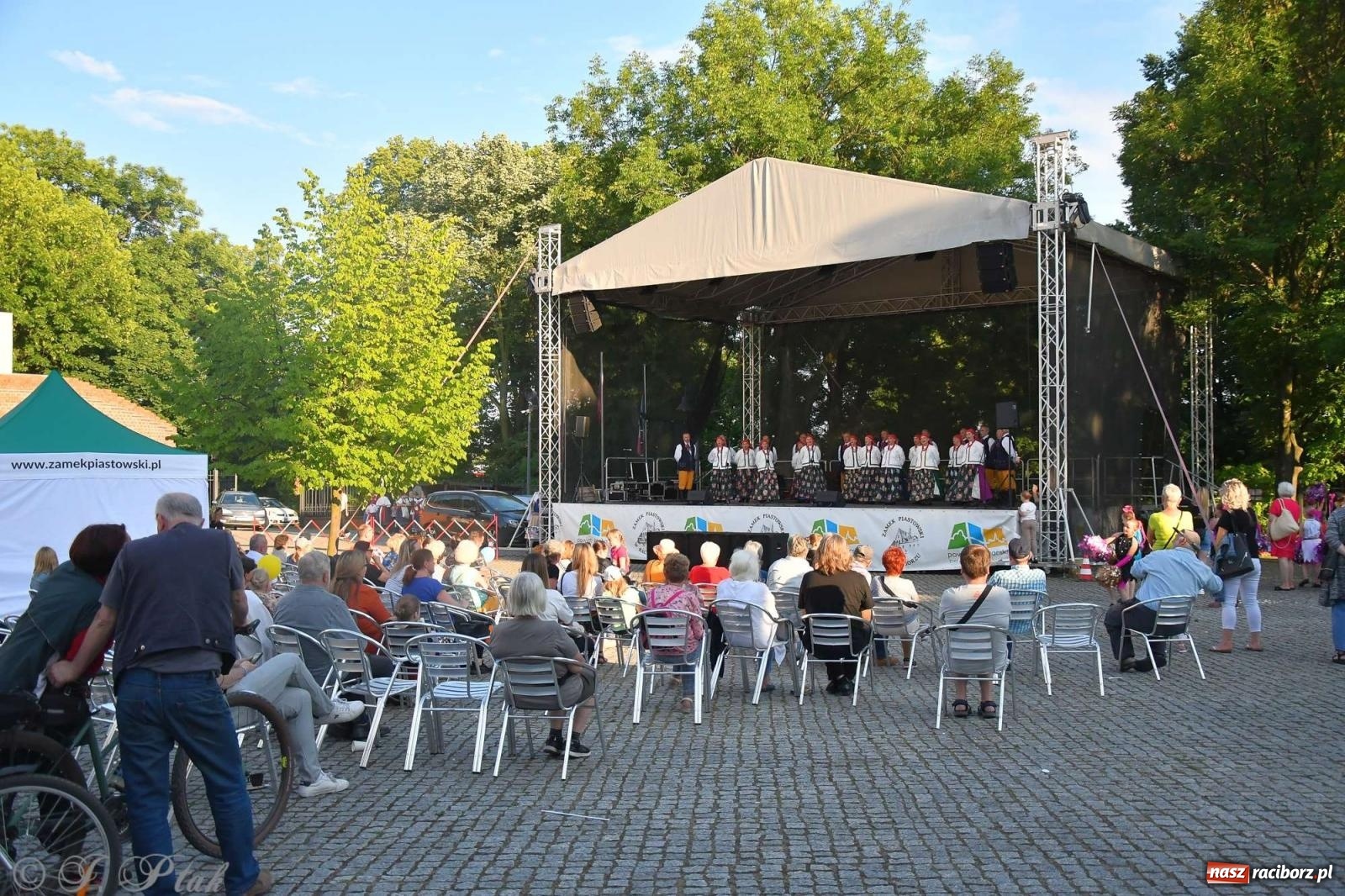 Zdjęcie w galerii na portalu naszraciborz.pl: Międzynarodowe święto folkloru na raciborskim zamku wiadomości z regionu