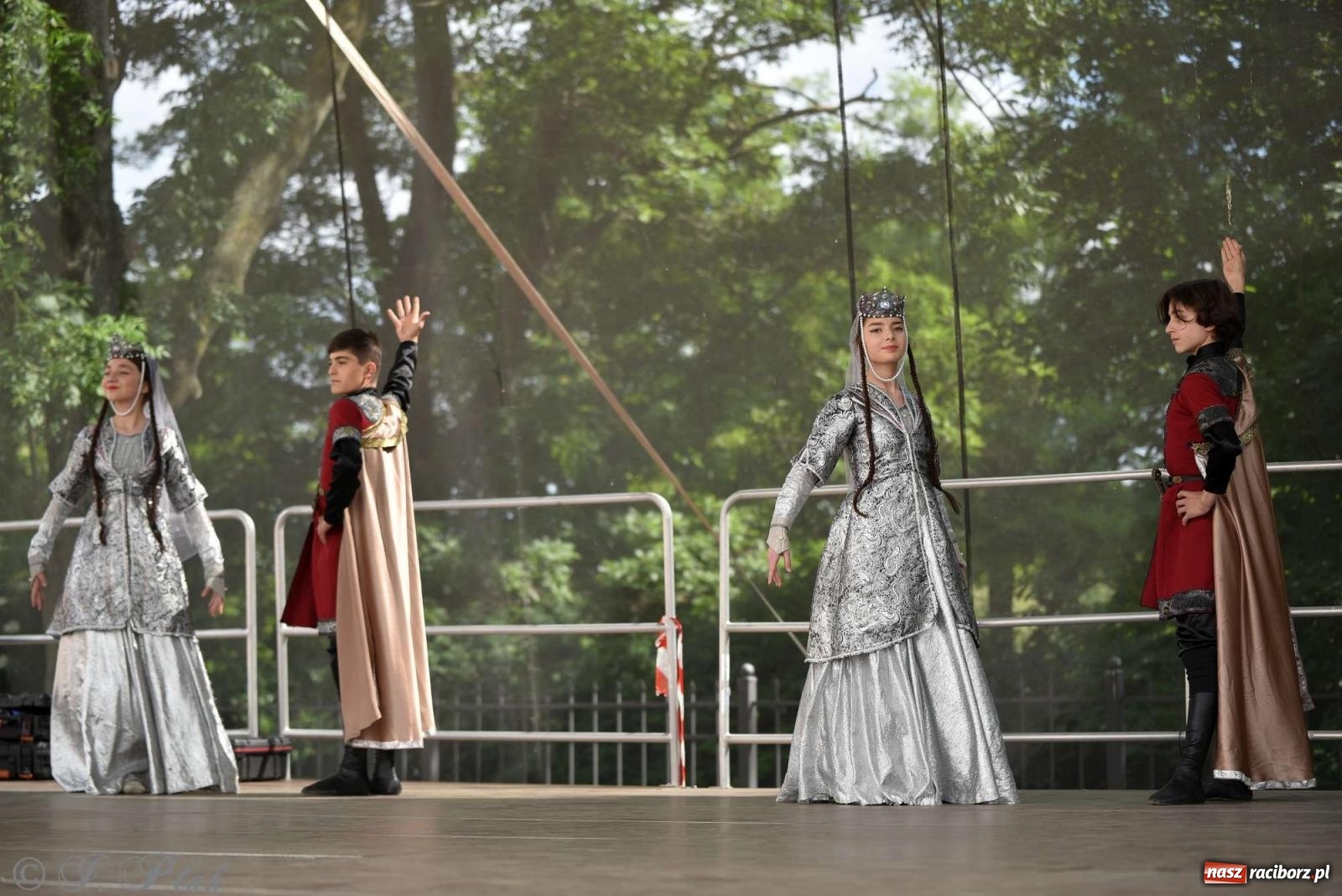 Zdjęcie w galerii na portalu naszraciborz.pl: Międzynarodowe święto folkloru na raciborskim zamku wiadomości z regionu