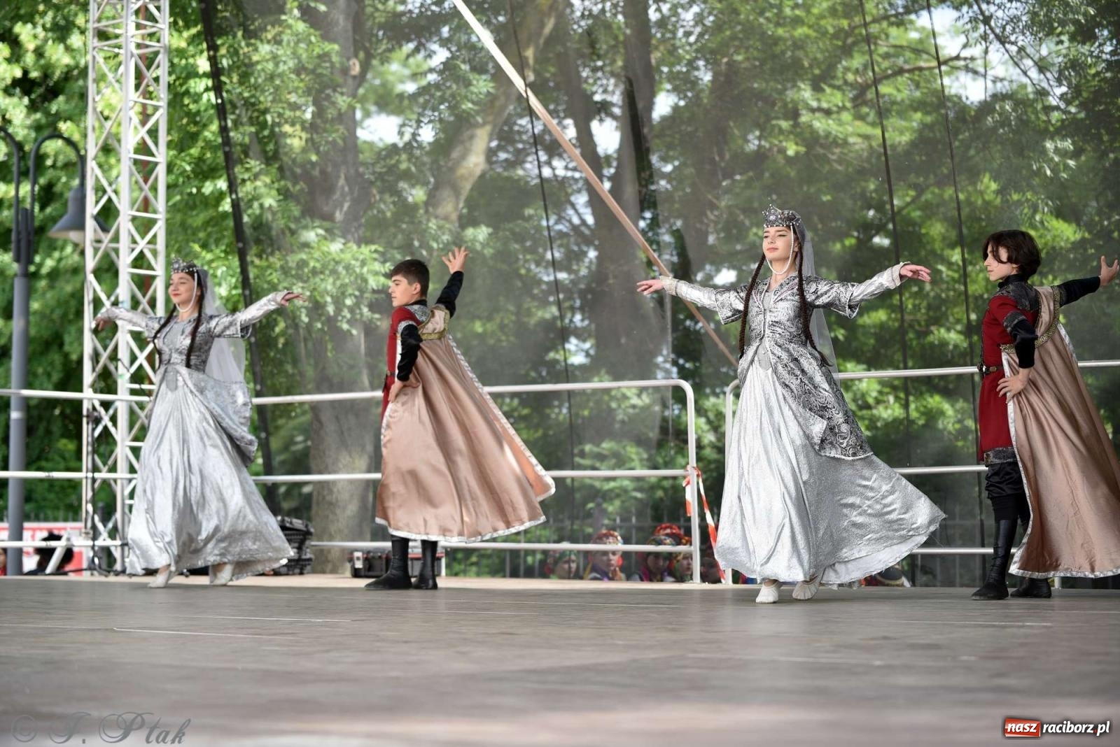 Zdjęcie w galerii na portalu naszraciborz.pl: Międzynarodowe święto folkloru na raciborskim zamku wiadomości z regionu