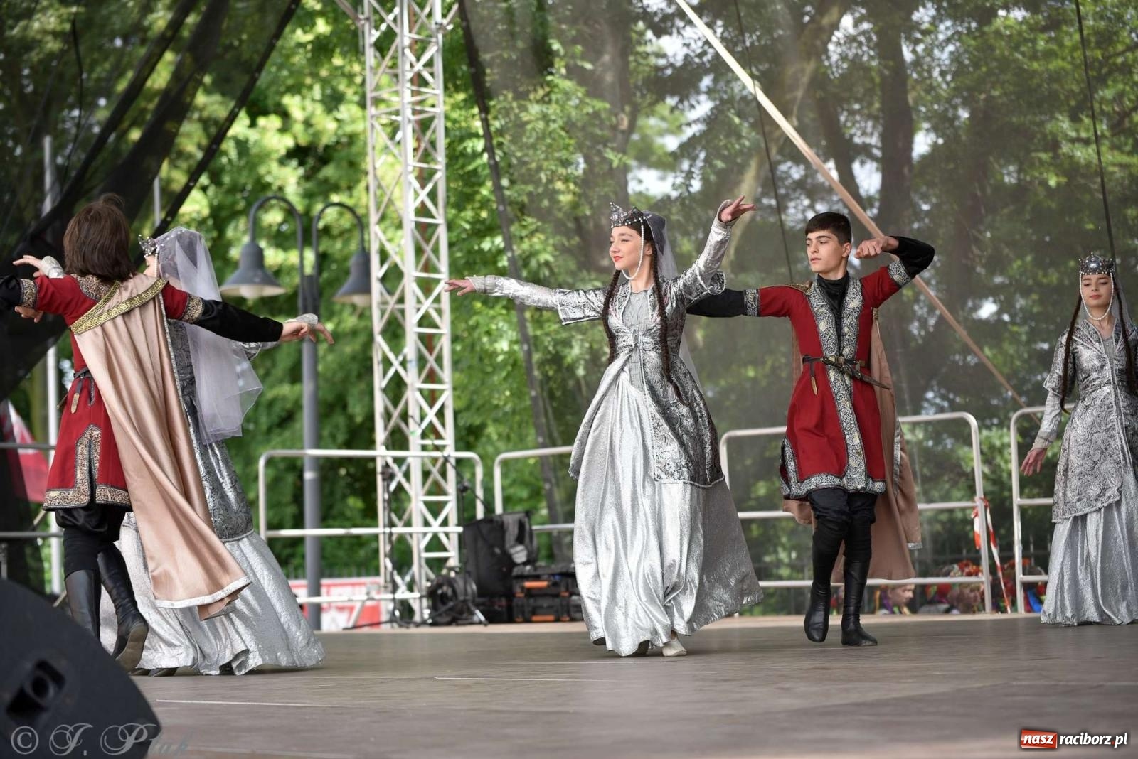 Zdjęcie w galerii na portalu naszraciborz.pl: Międzynarodowe święto folkloru na raciborskim zamku wiadomości z regionu