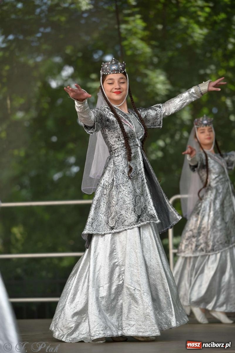 Zdjęcie w galerii na portalu naszraciborz.pl: Międzynarodowe święto folkloru na raciborskim zamku wiadomości z regionu