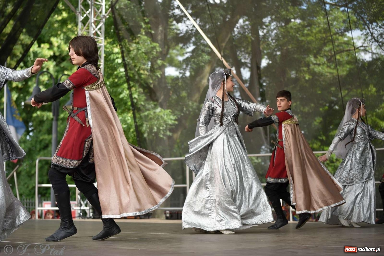 Zdjęcie w galerii na portalu naszraciborz.pl: Międzynarodowe święto folkloru na raciborskim zamku wiadomości z regionu