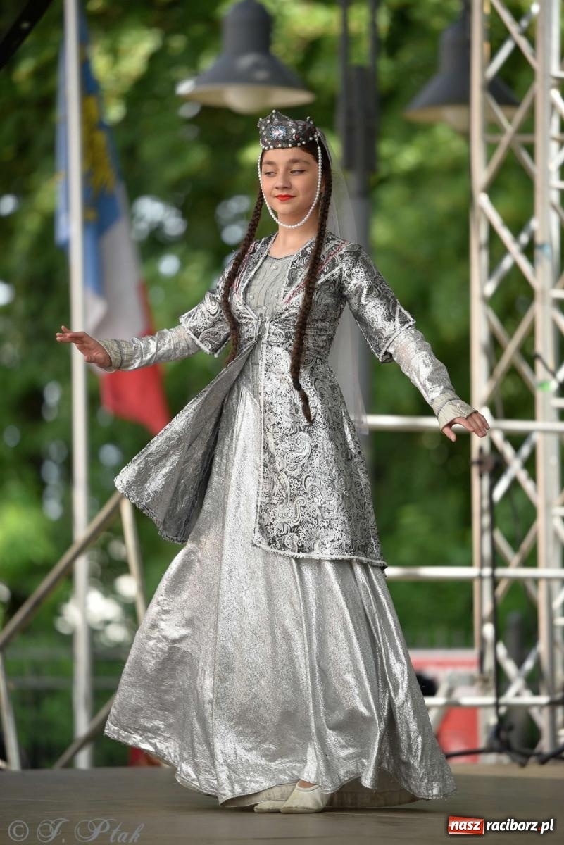 Zdjęcie w galerii na portalu naszraciborz.pl: Międzynarodowe święto folkloru na raciborskim zamku wiadomości z regionu