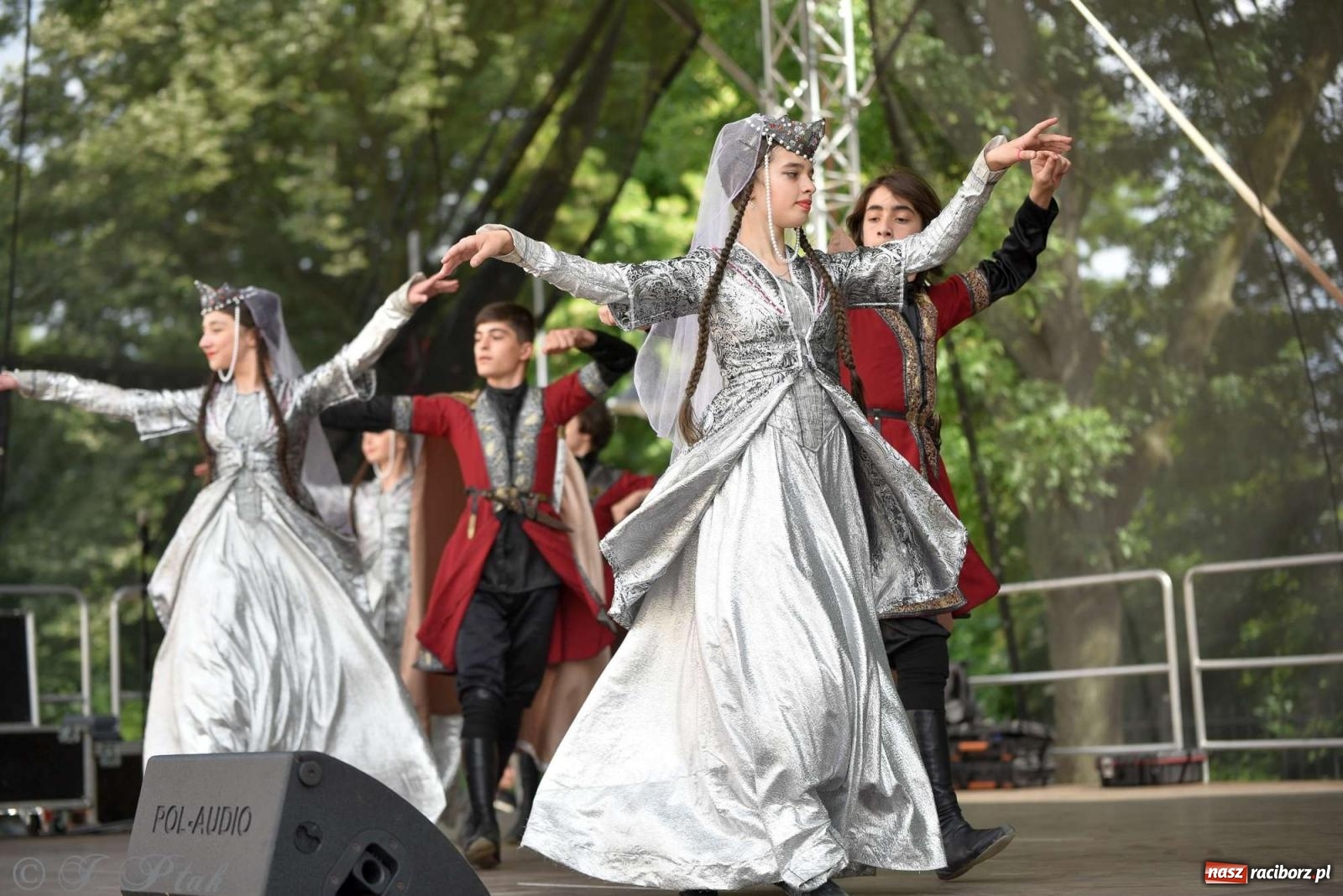 Zdjęcie w galerii na portalu naszraciborz.pl: Międzynarodowe święto folkloru na raciborskim zamku wiadomości z regionu
