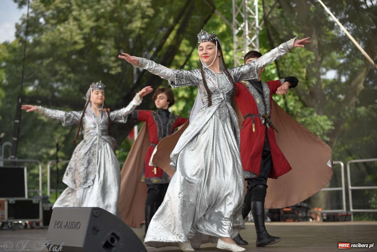 Zdjęcie w galerii na portalu naszraciborz.pl: Międzynarodowe święto folkloru na raciborskim zamku wiadomości z regionu