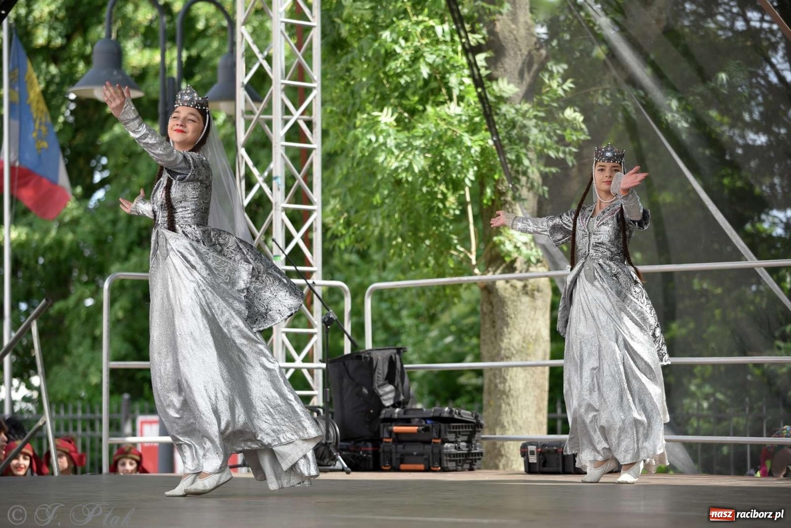 Zdjęcie w galerii na portalu naszraciborz.pl: Międzynarodowe święto folkloru na raciborskim zamku wiadomości z regionu