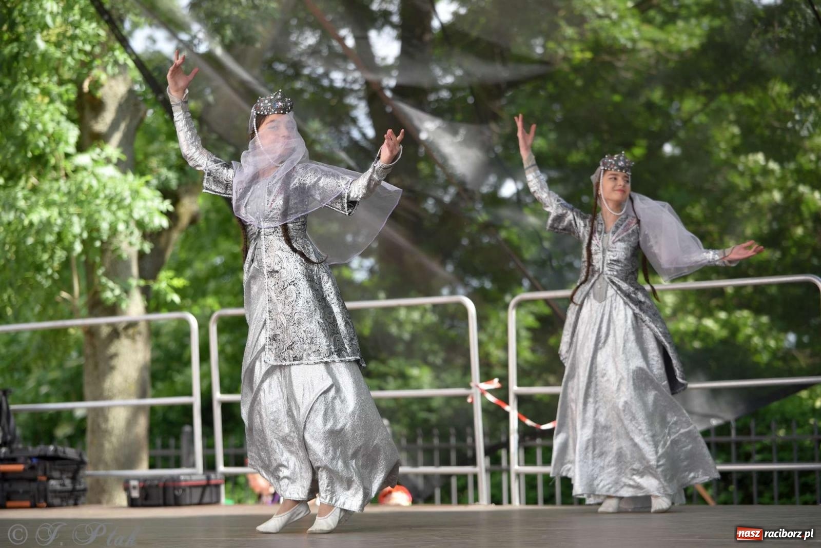 Zdjęcie w galerii na portalu naszraciborz.pl: Międzynarodowe święto folkloru na raciborskim zamku wiadomości z regionu