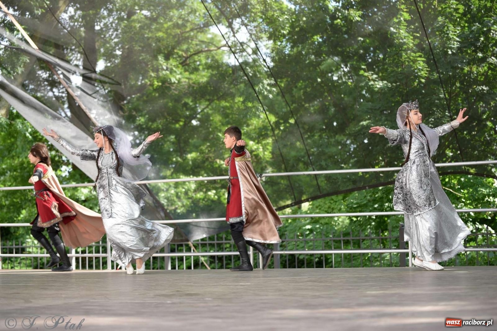 Zdjęcie w galerii na portalu naszraciborz.pl: Międzynarodowe święto folkloru na raciborskim zamku wiadomości z regionu