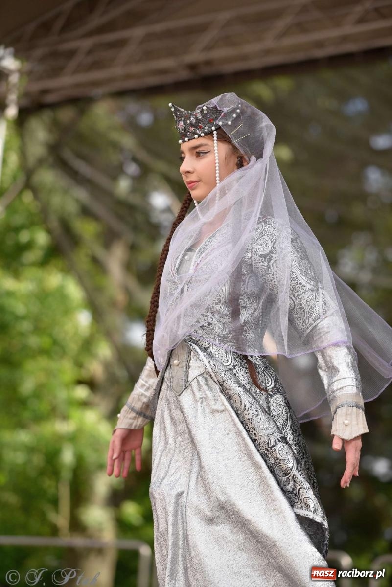 Zdjęcie w galerii na portalu naszraciborz.pl: Międzynarodowe święto folkloru na raciborskim zamku wiadomości z regionu