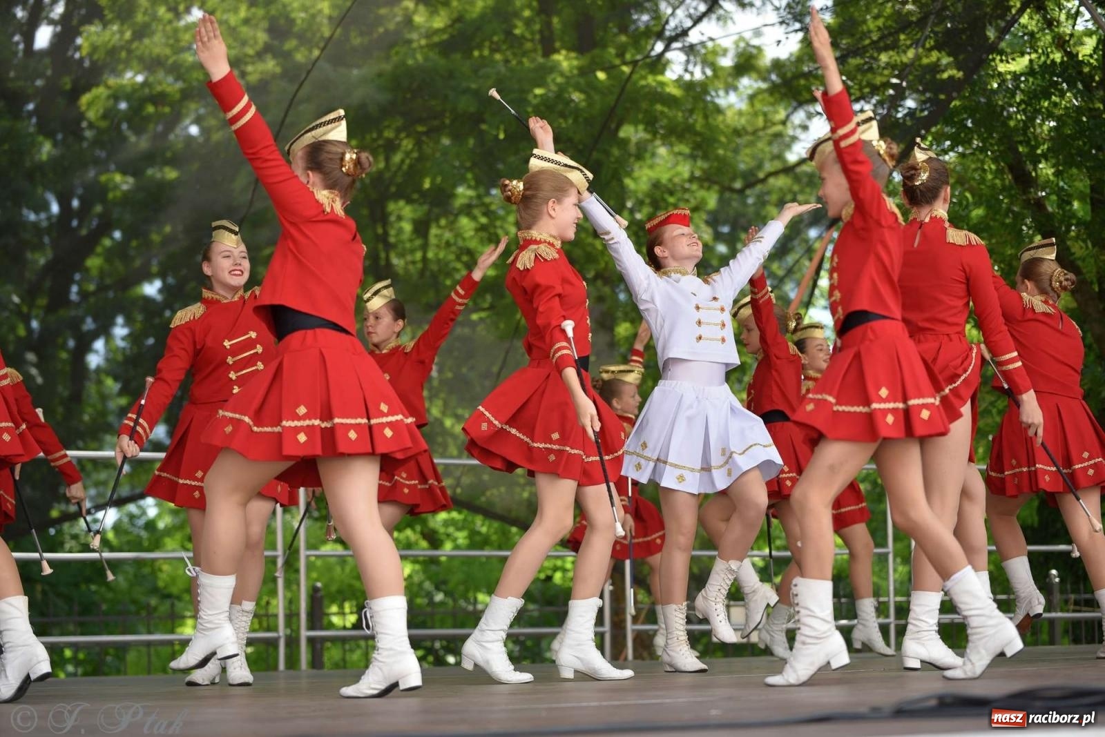 Zdjęcie w galerii na portalu naszraciborz.pl: Międzynarodowe święto folkloru na raciborskim zamku wiadomości z regionu