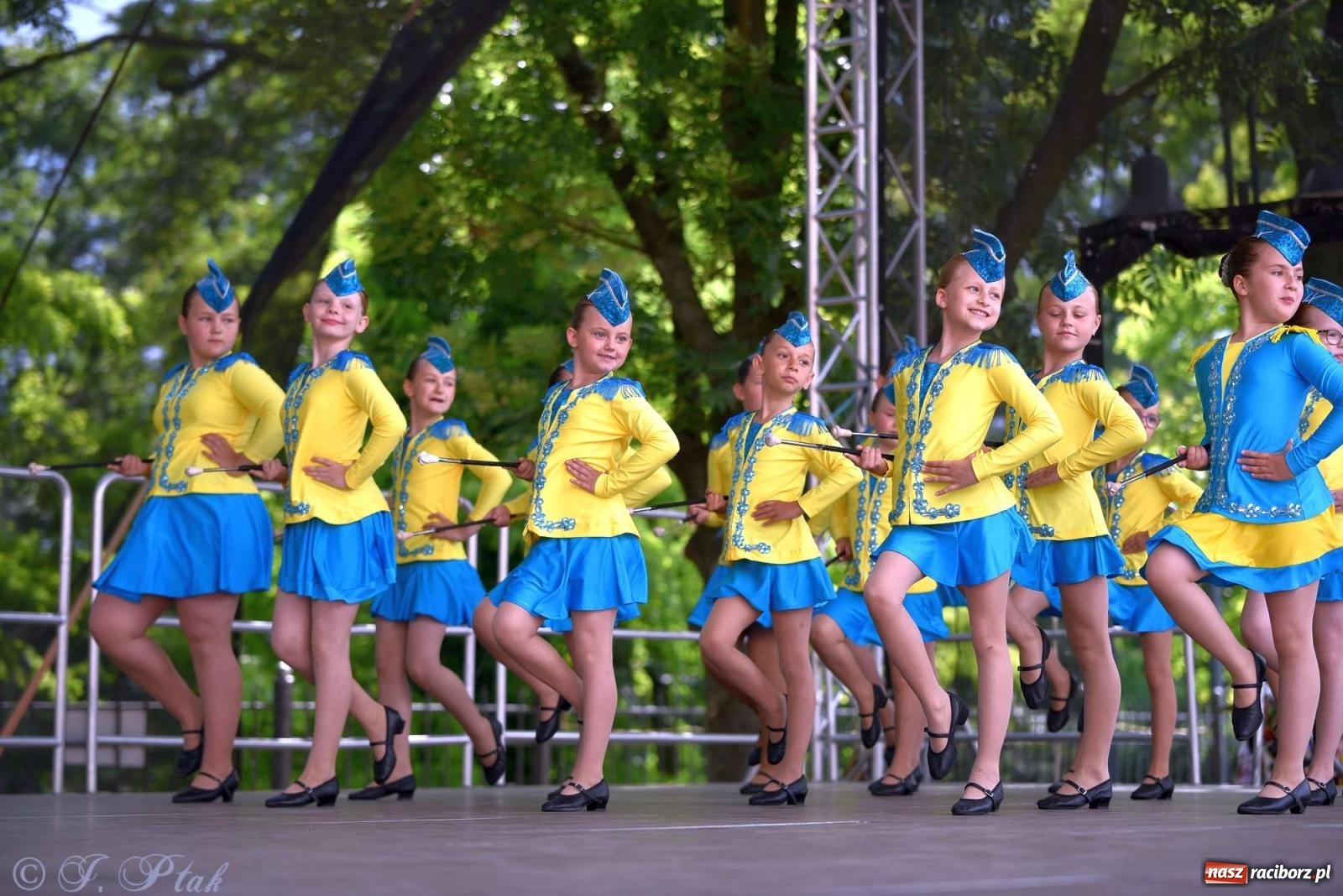 Zdjęcie w galerii na portalu naszraciborz.pl: Międzynarodowe święto folkloru na raciborskim zamku wiadomości z regionu