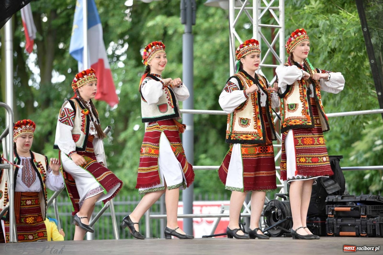 Zdjęcie w galerii na portalu naszraciborz.pl: Międzynarodowe święto folkloru na raciborskim zamku wiadomości z regionu
