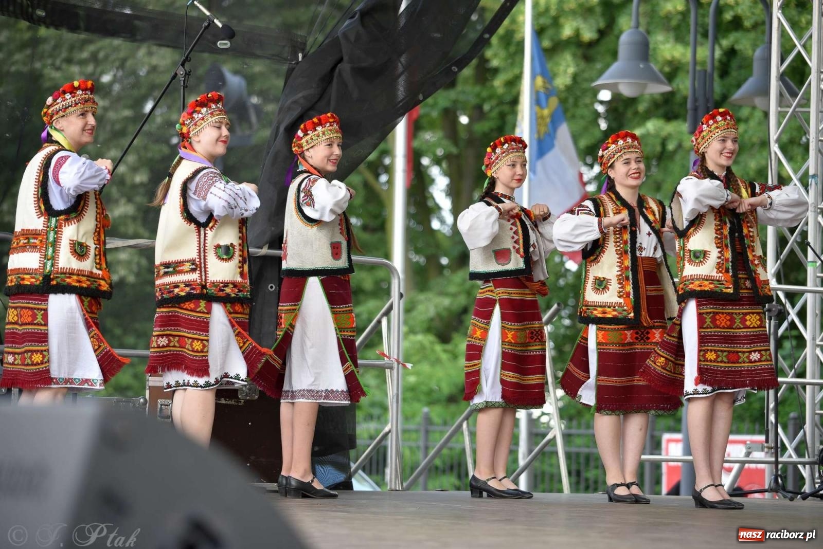 Zdjęcie w galerii na portalu naszraciborz.pl: Międzynarodowe święto folkloru na raciborskim zamku wiadomości z regionu