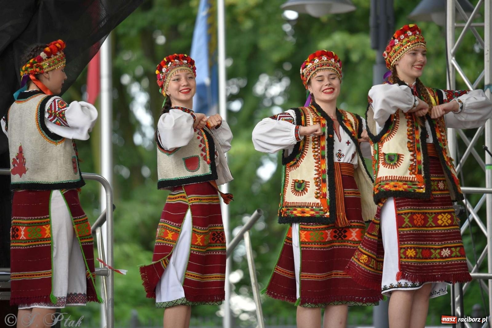 Zdjęcie w galerii na portalu naszraciborz.pl: Międzynarodowe święto folkloru na raciborskim zamku wiadomości z regionu
