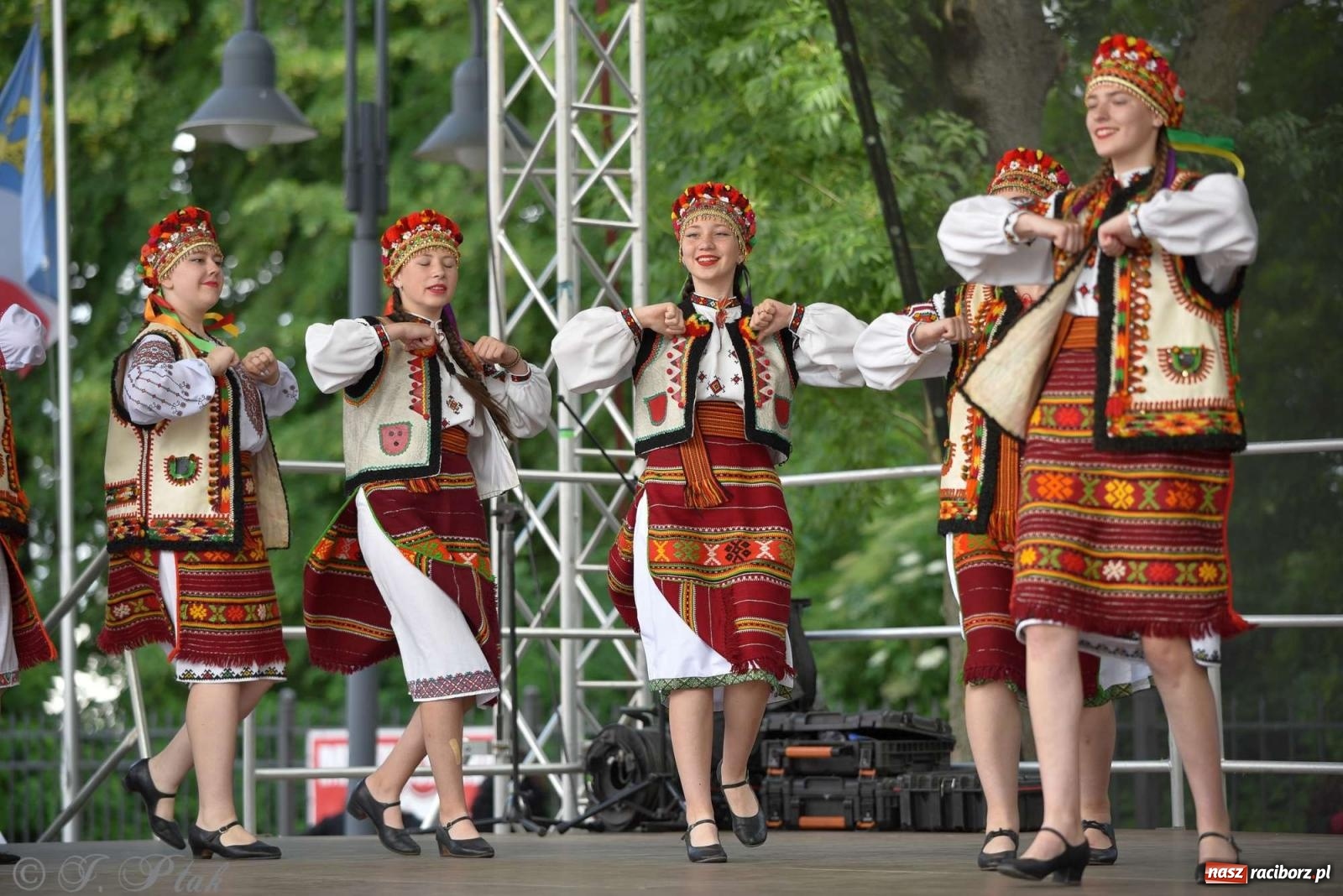 Zdjęcie w galerii na portalu naszraciborz.pl: Międzynarodowe święto folkloru na raciborskim zamku wiadomości z regionu