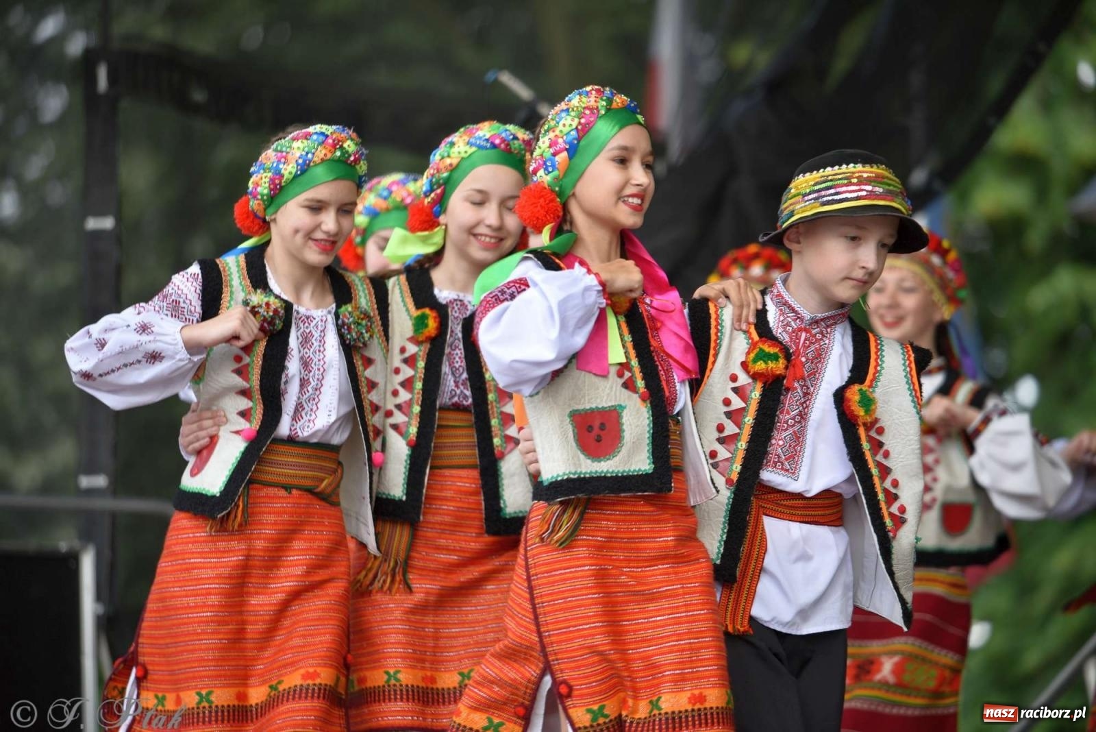 Zdjęcie w galerii na portalu naszraciborz.pl: Międzynarodowe święto folkloru na raciborskim zamku wiadomości z regionu
