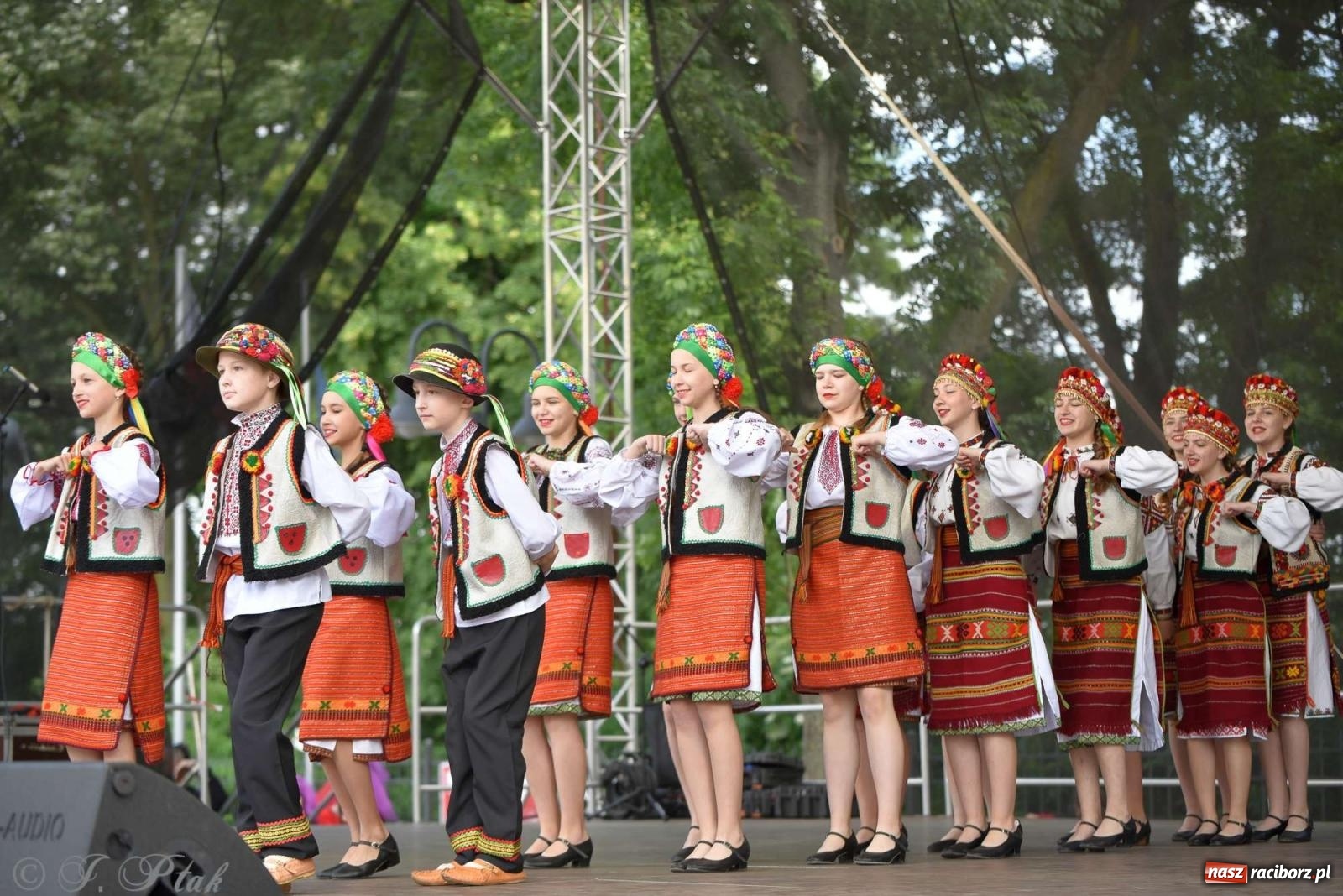 Zdjęcie w galerii na portalu naszraciborz.pl: Międzynarodowe święto folkloru na raciborskim zamku wiadomości z regionu