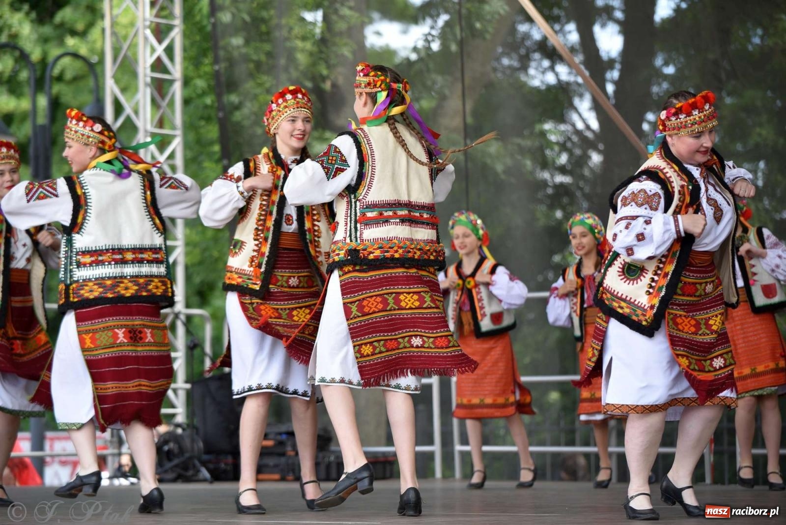 Zdjęcie w galerii na portalu naszraciborz.pl: Międzynarodowe święto folkloru na raciborskim zamku wiadomości z regionu