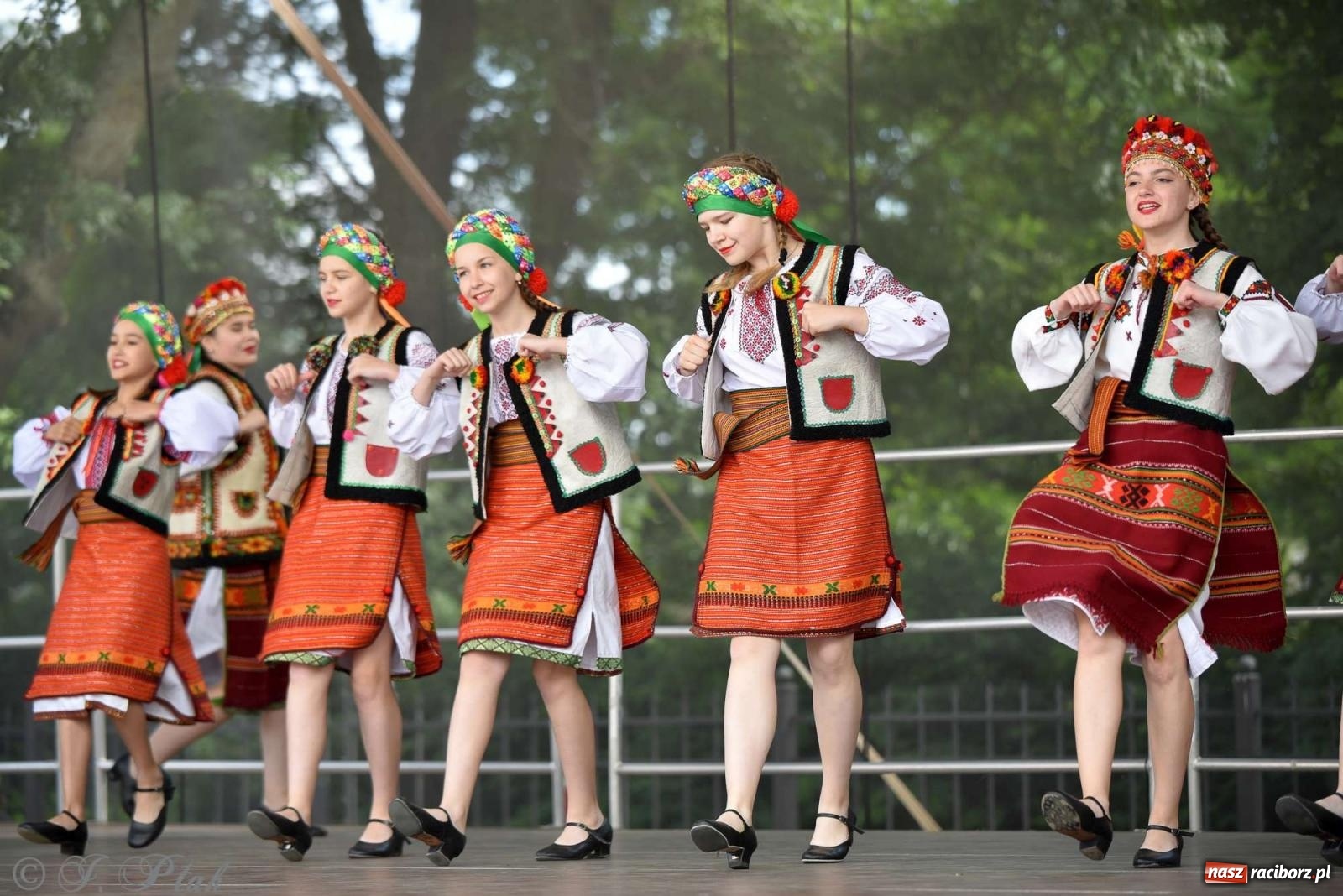 Zdjęcie w galerii na portalu naszraciborz.pl: Międzynarodowe święto folkloru na raciborskim zamku wiadomości z regionu