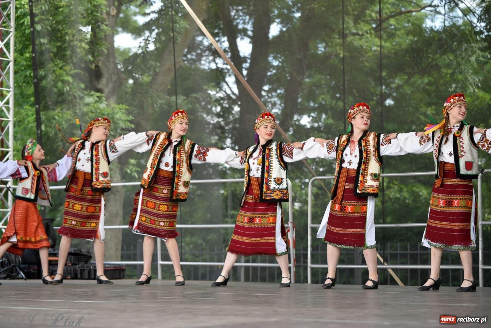 Zdjęcie w galerii na portalu naszraciborz.pl: Międzynarodowe święto folkloru na raciborskim zamku wiadomości z regionu