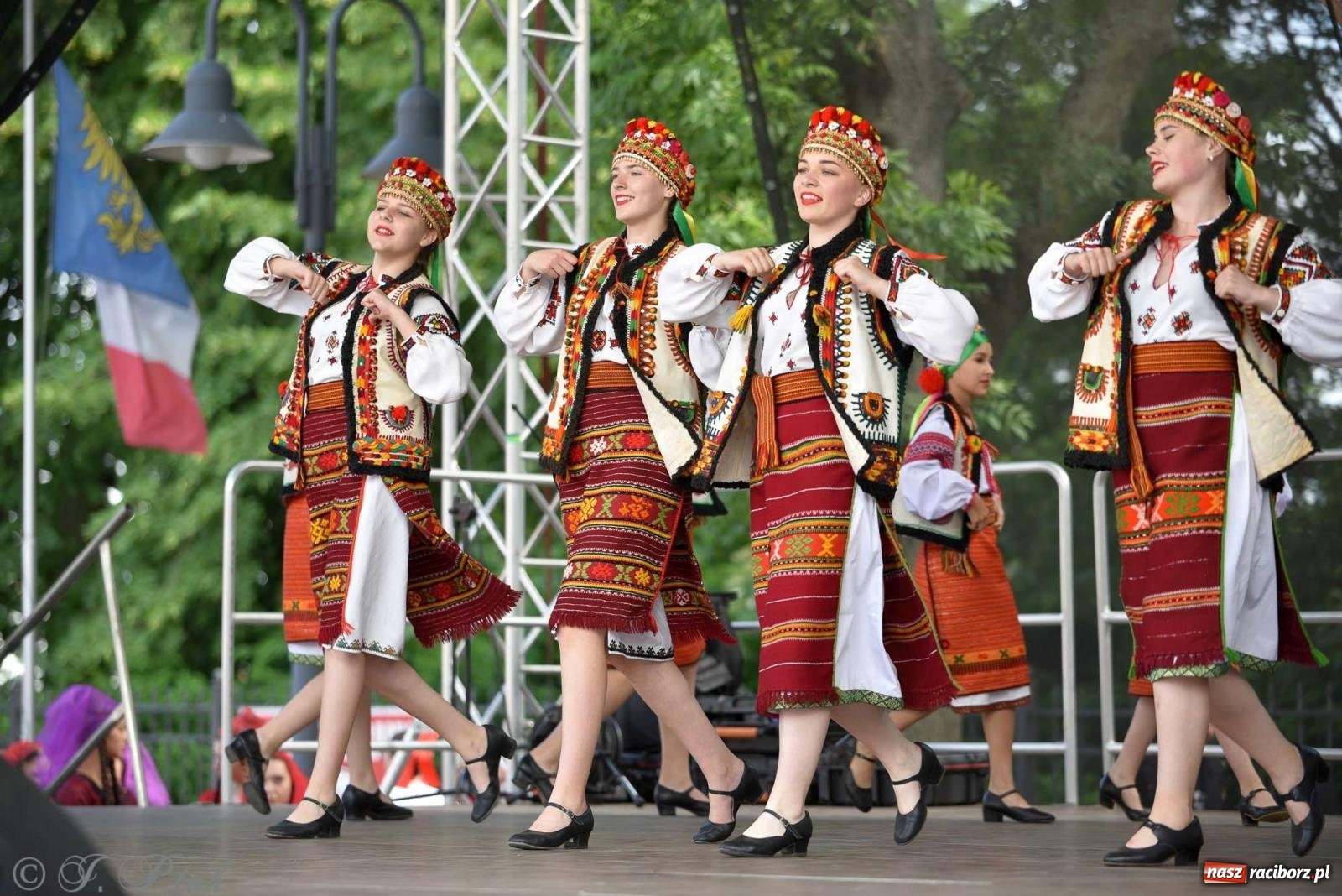 Zdjęcie w galerii na portalu naszraciborz.pl: Międzynarodowe święto folkloru na raciborskim zamku wiadomości z regionu