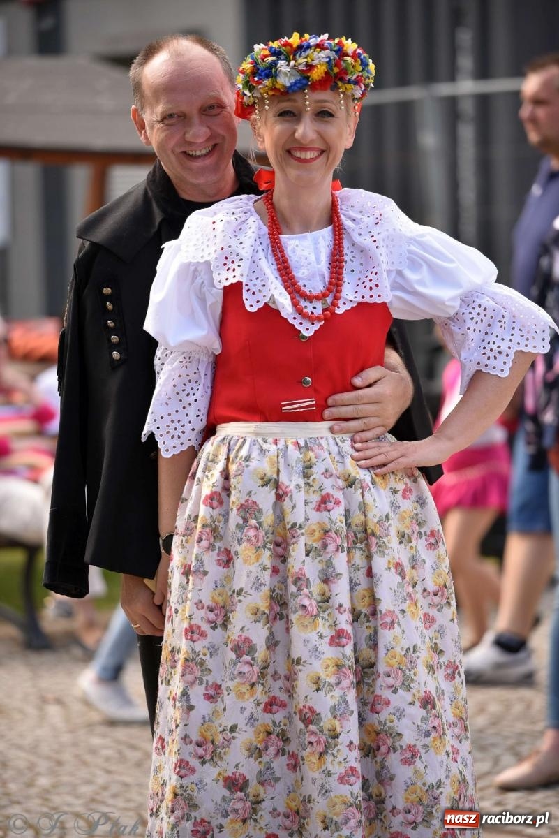 Zdjęcie w galerii na portalu naszraciborz.pl: Międzynarodowe święto folkloru na raciborskim zamku wiadomości z regionu