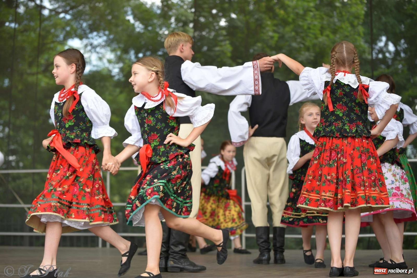 Zdjęcie w galerii na portalu naszraciborz.pl: Międzynarodowe święto folkloru na raciborskim zamku wiadomości z regionu