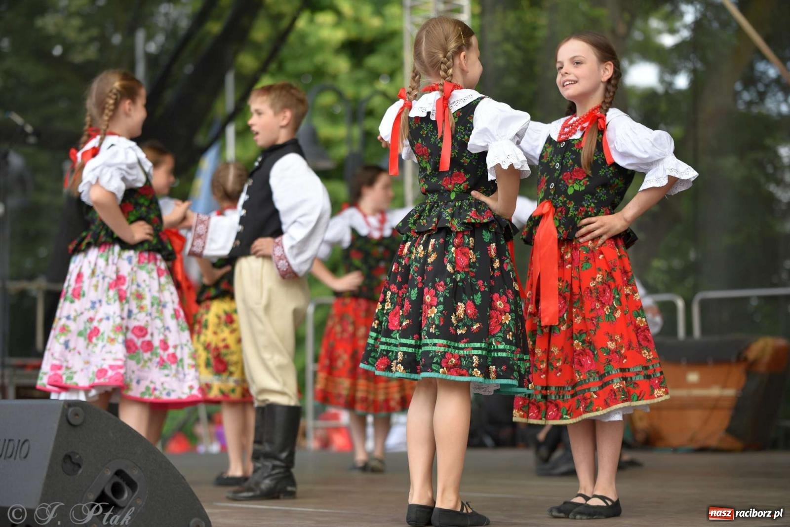 Zdjęcie w galerii na portalu naszraciborz.pl: Międzynarodowe święto folkloru na raciborskim zamku wiadomości z regionu