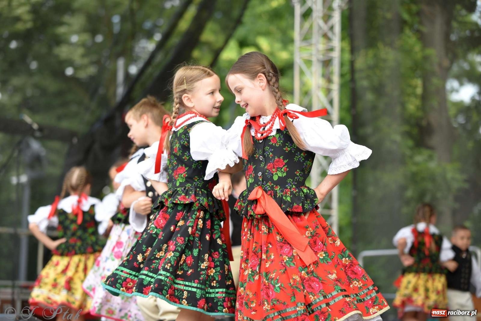 Zdjęcie w galerii na portalu naszraciborz.pl: Międzynarodowe święto folkloru na raciborskim zamku wiadomości z regionu