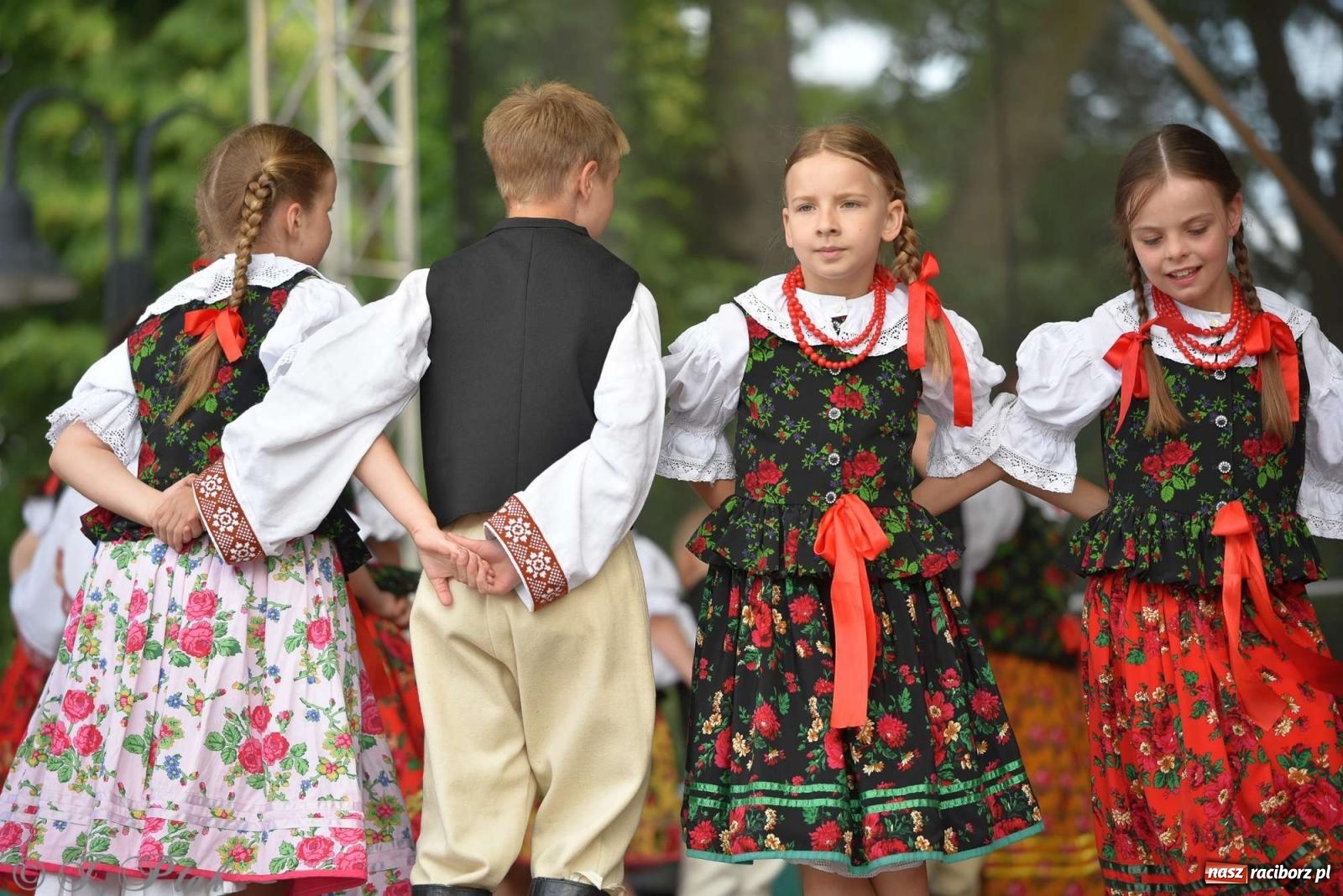 Zdjęcie w galerii na portalu naszraciborz.pl: Międzynarodowe święto folkloru na raciborskim zamku wiadomości z regionu