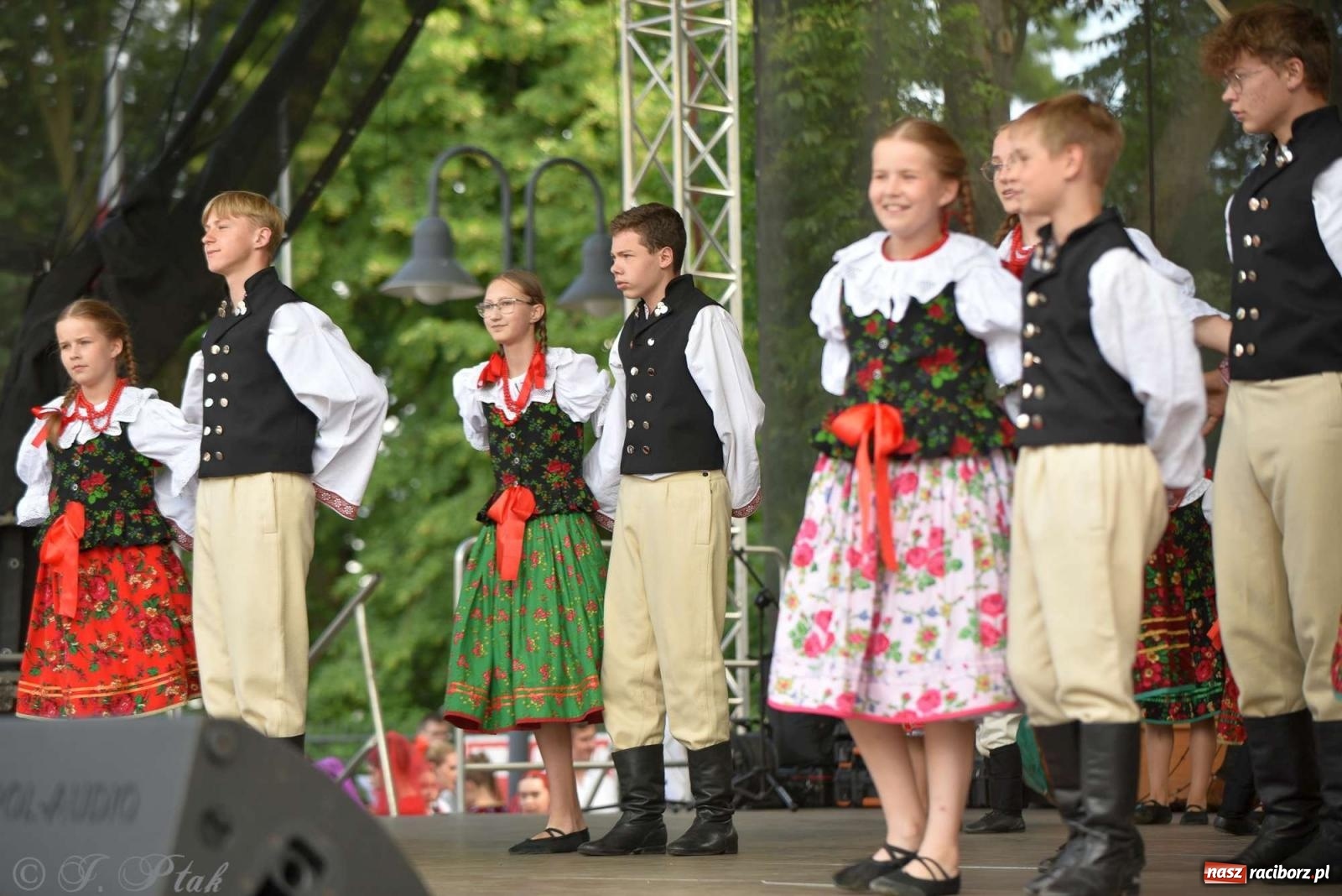 Zdjęcie w galerii na portalu naszraciborz.pl: Międzynarodowe święto folkloru na raciborskim zamku wiadomości z regionu