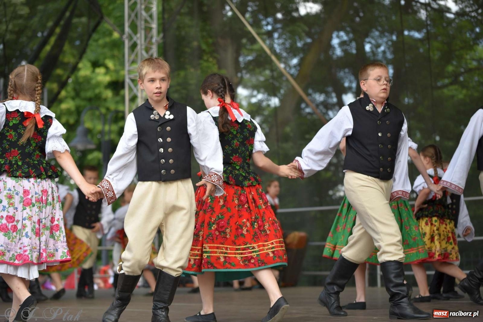 Zdjęcie w galerii na portalu naszraciborz.pl: Międzynarodowe święto folkloru na raciborskim zamku wiadomości z regionu
