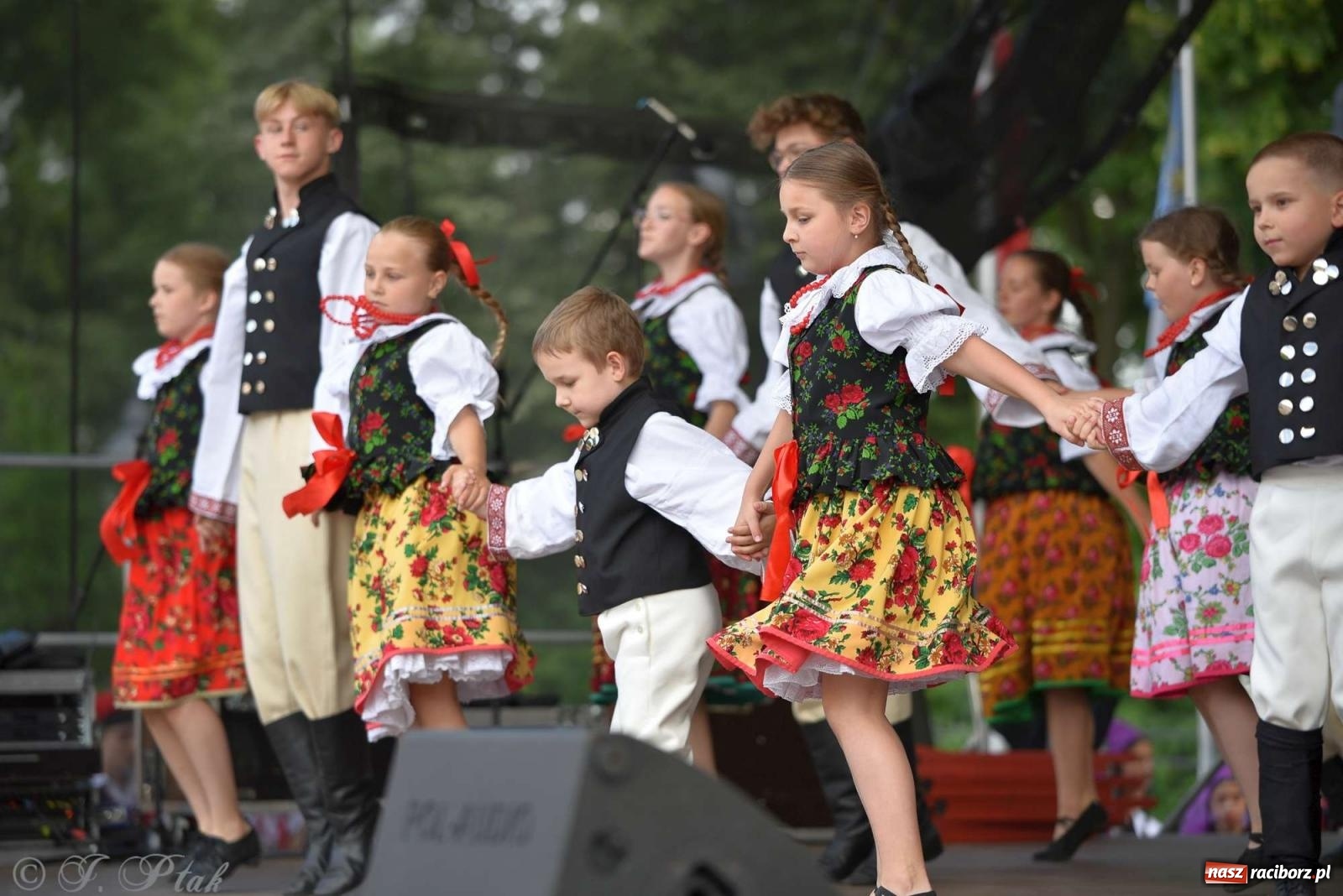 Zdjęcie w galerii na portalu naszraciborz.pl: Międzynarodowe święto folkloru na raciborskim zamku wiadomości z regionu